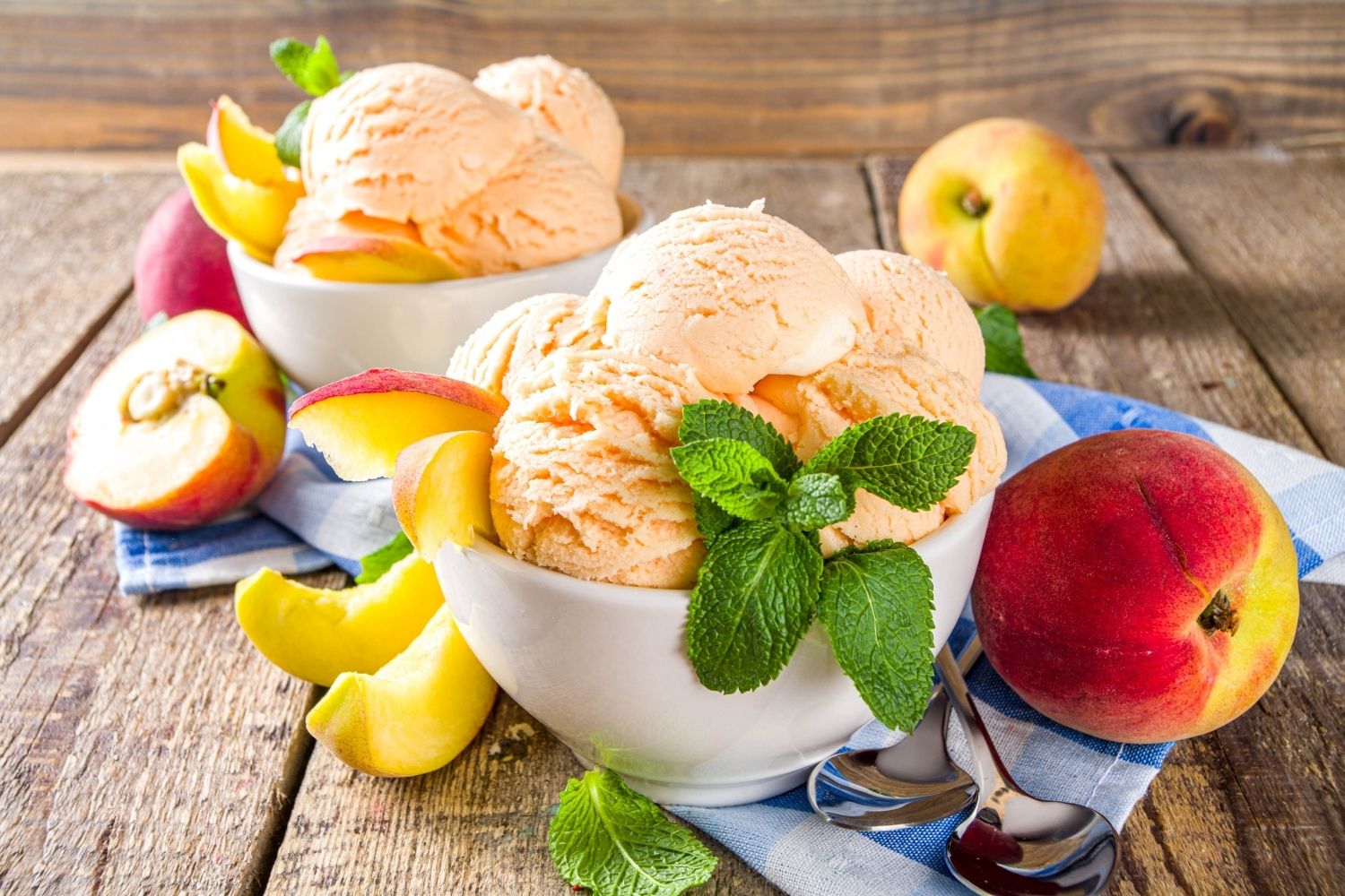Мороженое с персиком